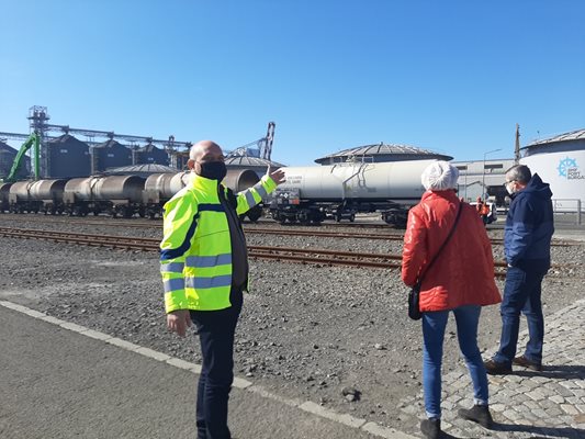 Изпълнителният директор Борис Балев (вляво) съпровожда групите с посетители.
