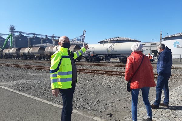 Изпълнителният директор Борис Балев (вляво) съпровожда групите с посетители.
