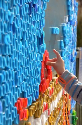 Как децата изработват мозайки от капачки и какви теми ги вълнуват