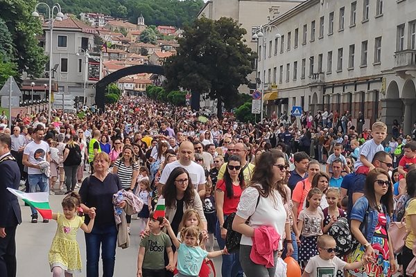 Многохилядно шествие заля главните улици на Търново
