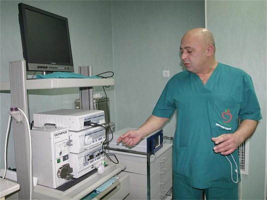 Д-р Горанов показва апаратурата за лапароскопски операции.
СНИМКА: НАТАША МАНЕВА