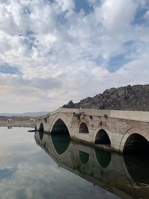 Мостът Чешнигир над невероятно спокойната Къзълърмак