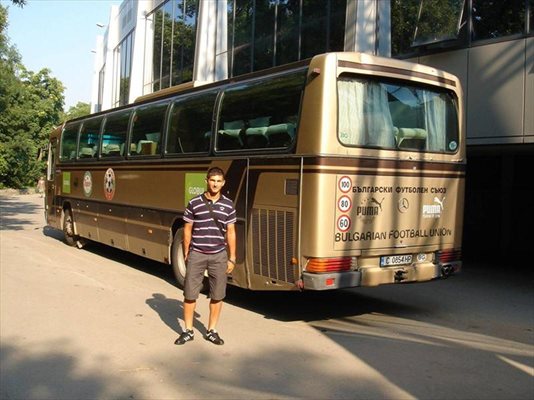 Стоян Нинов позира пред автобуса на националния отбор при един от лагерите на юношите до 19 г. 
СНИМКА: “24 ЧАСА”
