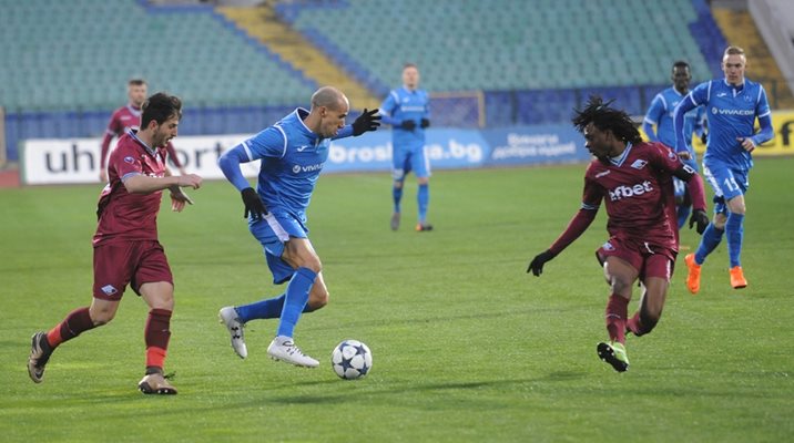 Габриел Обертан прави рейд между Мики Орачев и яя Меледже от “Септември”. Звездата на “Левски” също се отчете с два гола.