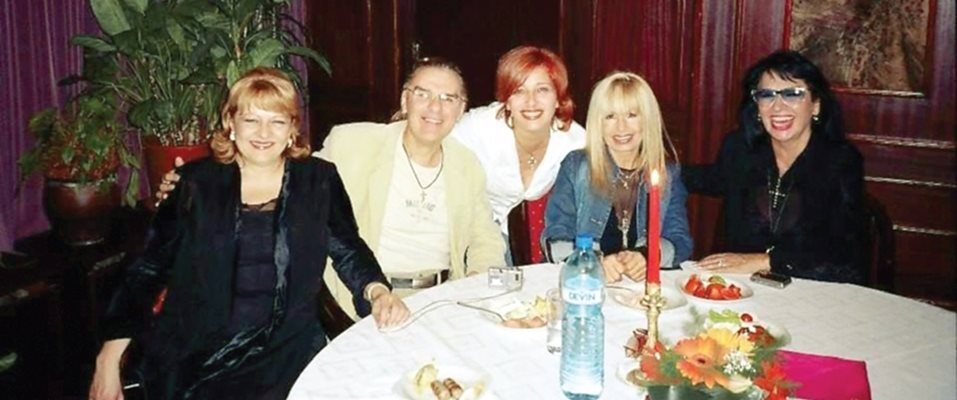 Една от малкото общи снимки на Йорднака и Лили заедно с Богдана Крадочева, Васко Найденов и Катето Евро