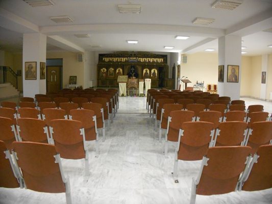 В приземния параклис на новия катедрален храм има място за всички участници във форума.