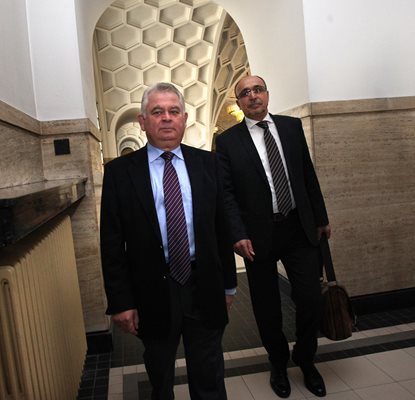 Кирчо Киров и адвокатът му Димитър Вълчев, заснети в Съдебната палата в София.