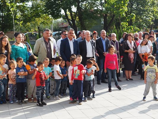 Новият етаж на детската градина в Граф Игнатиево бе открит в присъствието на възпитаниците и?, техните учители и управници.