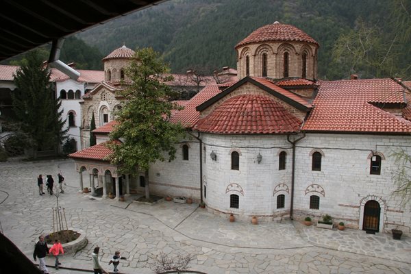 Дворът на обителта е с нови плочи, подорбенията продължават под ръководството на епископ Сионий.