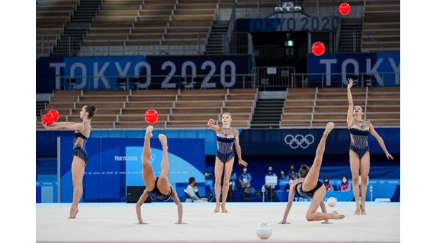 Българските момичета по време на съчетанието си с пет топки във финала на олимпийския турнир по художествена гимнастика в Токио. СНИМКА: ЛЮБОМИР АСЕНОВ, LAP.BG