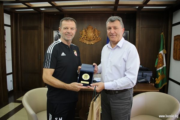 Стойчо Младенов с кмета на Банско Иван Кадев. СНИМКА: ОБЩИНА БАНСКО
