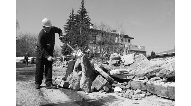 РУИНИ: Грозната гледка от разрухата край дома на Доган вече е в миналото. СНИМКА: АНДРЕЙ МИХАЙЛОВ