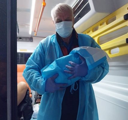 Радко Радев с бебето, изродено от него в линейката. Снимка:фейсбук