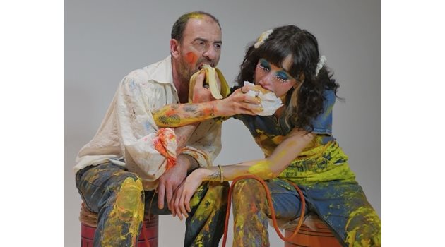 Художникът (Димитър Маринов) и музата му (моделът Карл Новак) се хранят, завързани с въже един за друг, по време на снимките на “Колаж”. СНИМКИ: ЛИЧЕН АРХИВ, СПЕЦИАЛНО ЗА "24 ЧАСА"