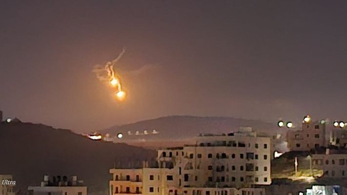 Кадри от атаката на Иран срещу Израел КАДЪР: Екс/@itsViikii