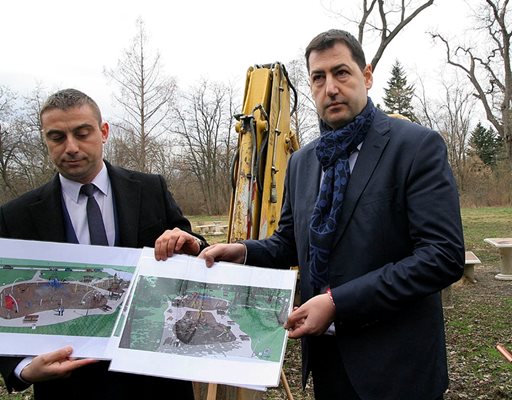 Градоначалникът Иван Тотев и кметът Димитър Колев показват как ще изглежда след 40 дни Розариумът. Снимки: Наташа Манева