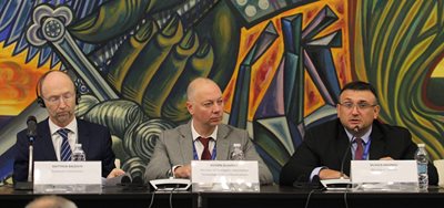 Матю Болдуин, Росен Желязков и Младен Маринов (от лявно на дясно) по време на конференцията в НДК.  СНИМКА: БЛАГОЙ КИРИЛОВ
