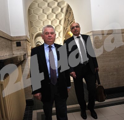 Кирчо Киров и адвокатът му Димитър Вълчев, заснети в Съдебната палата в София.