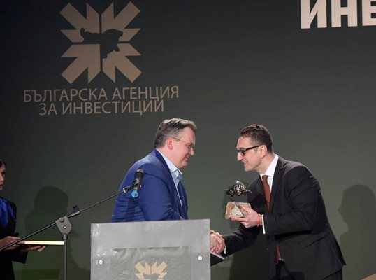 Директорът на завода за електромобили "Некст.е.ГО" Любомир Станиславов получи статуетката си от председателя на БАИ Стамен Янев.