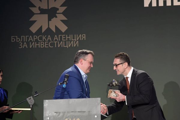 Директорът на завода за електромобили "Некст.е.ГО" Любомир Станиславов получи статуетката си от председателя на БАИ Стамен Янев.