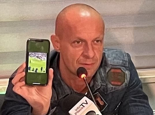 Шимон Марчиняк показва на телефона си как седем от резервите на Франция нахлуват при гола на Мбапе.
