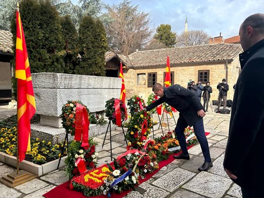 Християн Мицкоски на гроба на Гоце Делчев. СНИМКА: Личен профил във фейсбук