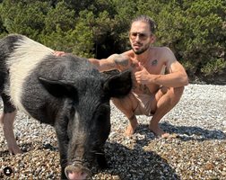 Папи Ханс се снима с прасе на плажа Снимка: Instagram/iampapihans