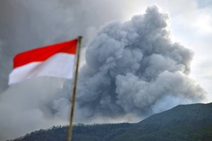 Изригна вулканът Мерапи в Индонезия, има жертви (Снимки, видео)
