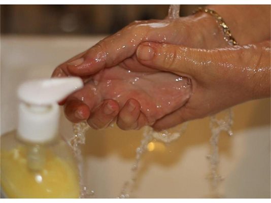 Миенето на ръцете е важно, но понякога във водата има опасни бактерии
Снимка: Пиер Петров