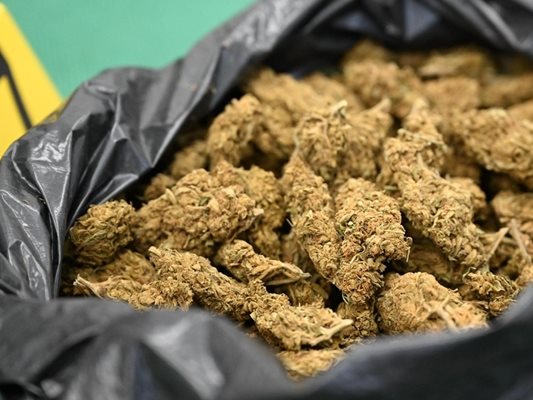 Спипаха наркопласьор с над килограм марихуана