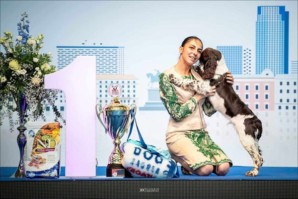 Христина Данаилова ликува с титлата, която Борис спечели на световното първенство за кучета в Загреб.