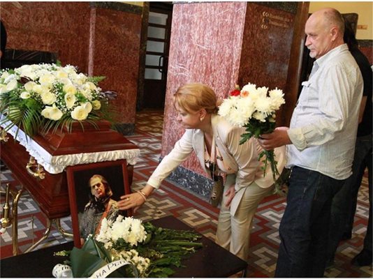 Данчо Караджов и съпругата му Марияна се покланят пред Гюзелев.
