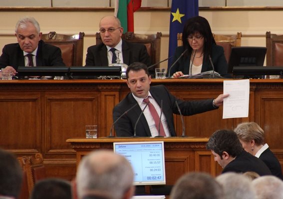 Депутатът Делян Добрев донесе документи в парламента, свързващи фирма на Йончева с КТБ.