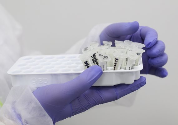 Германските лаборатории увеличават броя на обработени проби за коронавируса СНИМКА: Ройтерс