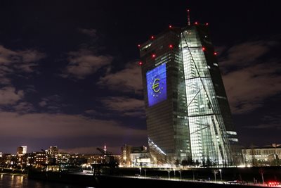 Знакът за евро на фасадата на централата на Европейската централна банка във Франкфурт

 СНИМКА: РОЙТЕРС