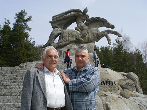Петър Геов /вляво/ със сина си пред паметника на Бенковски в Копривщица през 2014 година. 