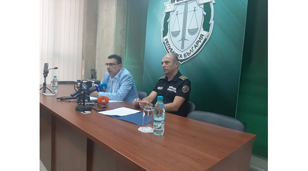 Извънредният брифинг на старши комисар Калоянов и на окръжния прокурор Чинев