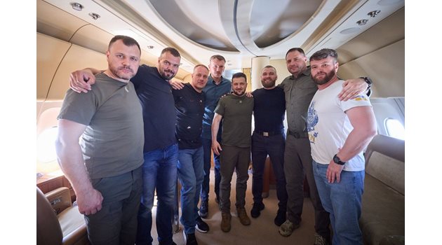 Зеленски публикува своя снимка с командирите на "Азов", които бяха освободени тези дни от Анкара. 
СНИМКА: ТЕЛЕГРАМ НА ПРЕЗИДЕНТА ЗЕЛЕНСКИ