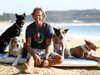 Помните ли австралиецът Крис де Абойтиз - мъжът, който учи кучета да карат сърф? Макс, Мърфи, Рама и Мили яхват вълните на плажа в Сидни Палм Бийч.
Крис обяснява, че целта му не е да направи кучета сърфисти, а да създаде силна връзка между животните и техните собственици. Говори се, че успява, разказва нов репортаж на БНТ за бившия шампион по сърф.