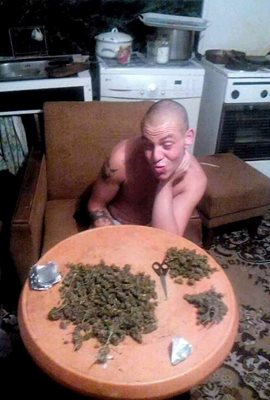 Ивалин Антонов позира със стотици грамове марихуана
