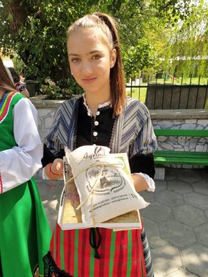 Девойка показва ориза, който подари на Румен Радев.