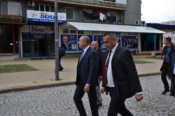 Президентът пристигна в Кърджали по покана на областния управител Даниел Делчев.