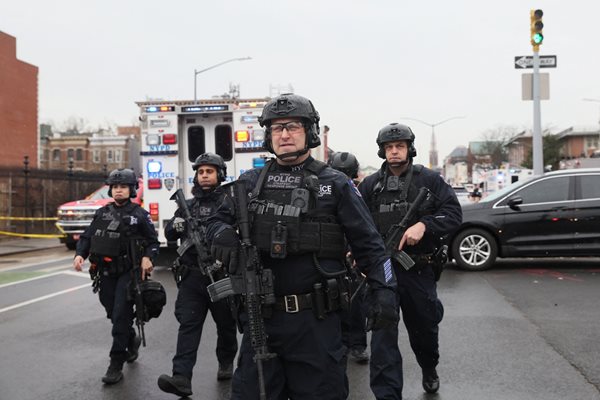 Масова стрелба с най-малко 5 жертви в метрото на Ню Йорк