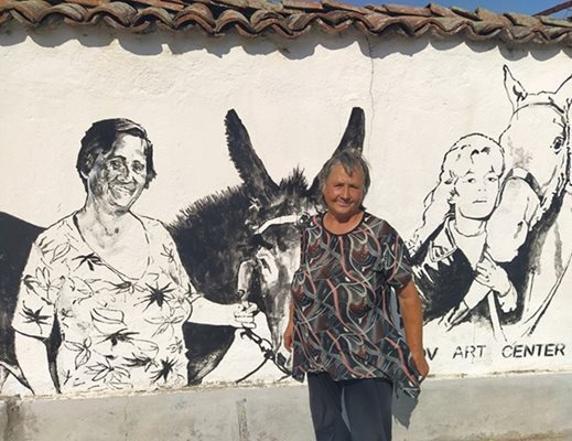 Стефана Господинова пред изрисувания си дувар с магарето Тодорка и Брижит Бардо, където на 11 август 2020 г. се е разразила схватката.