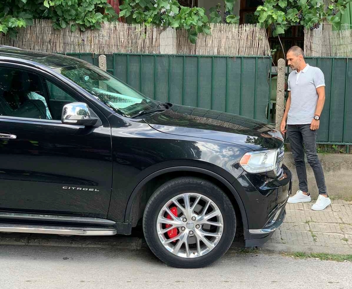 "Паяк" увреди калник на неправилно паркиран супер джип в Благоевград