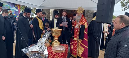 Стотици запалиха свещи и се помолиха за Ангел и Павел в новия храм в Катуница (Снимки)