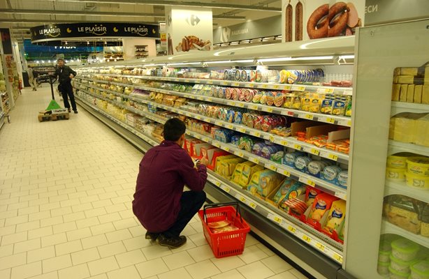 Променя етикетите с цените на продуктите, за да бъде видима цената за килограм

СНИМКА: “24 ЧАСА”