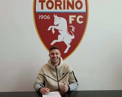 Васил Христов подписва договора си с "Торино". Снимка: фейсбук