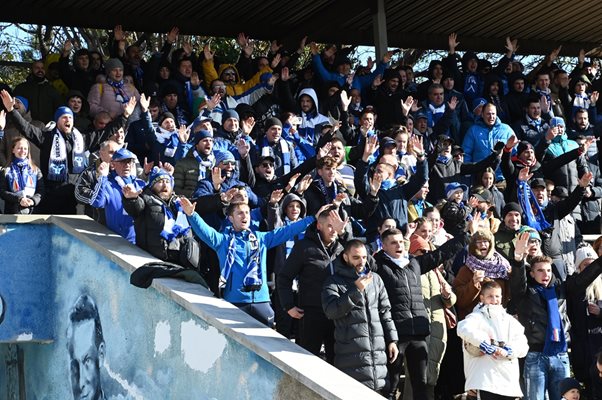 Фенове на “Левски” скандират името на Гунди на стадион “Раковски”. 
СНИМКИ: ЙОРДАН СИМЕОНОВ