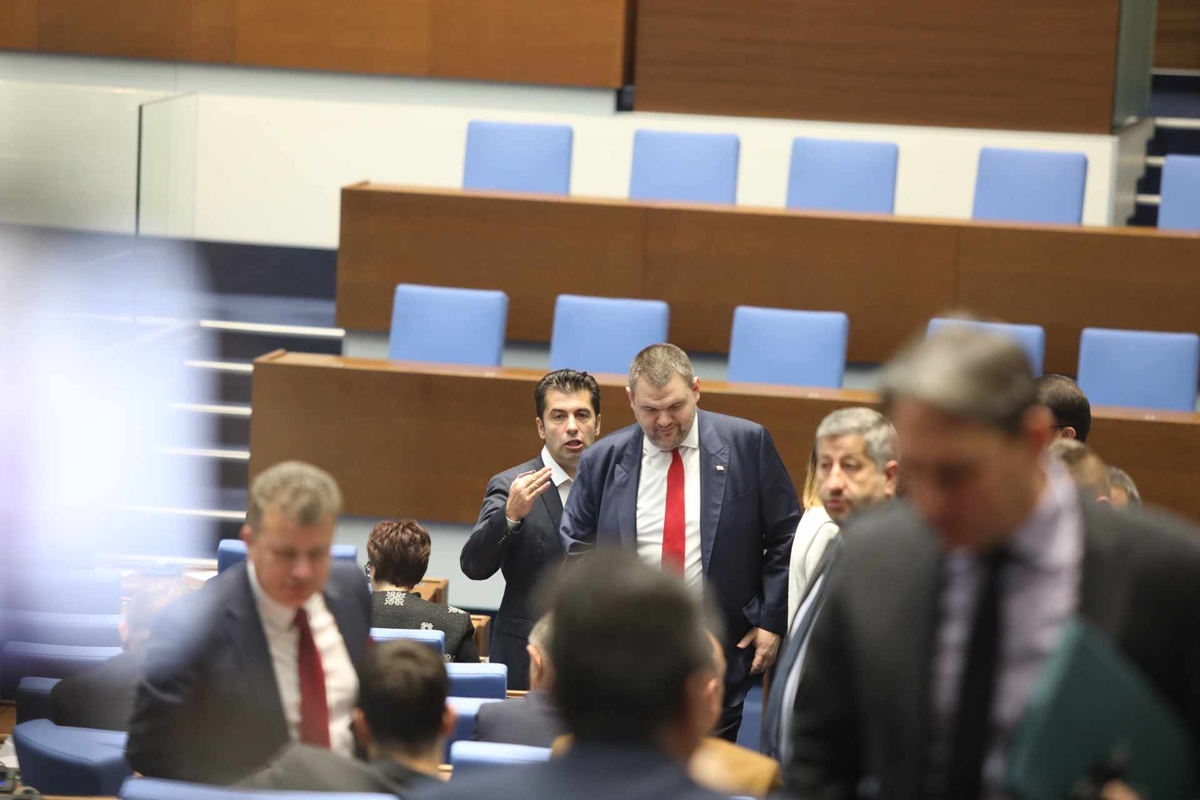 Лют скандал между Кирил Петков и Пеевски в парламента. Нинова: Излезте и се разберете като мъже (Видео)